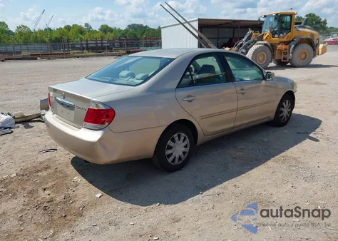 2005 Toyota Camry Le z USA, uszkodzony, nr VIN 4T1BE32K95U047906